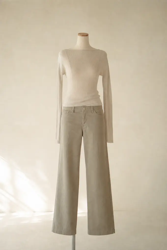 Pantalón de tiro bajo con top de punto claro, silueta minimalista de principios de los dos mil.
